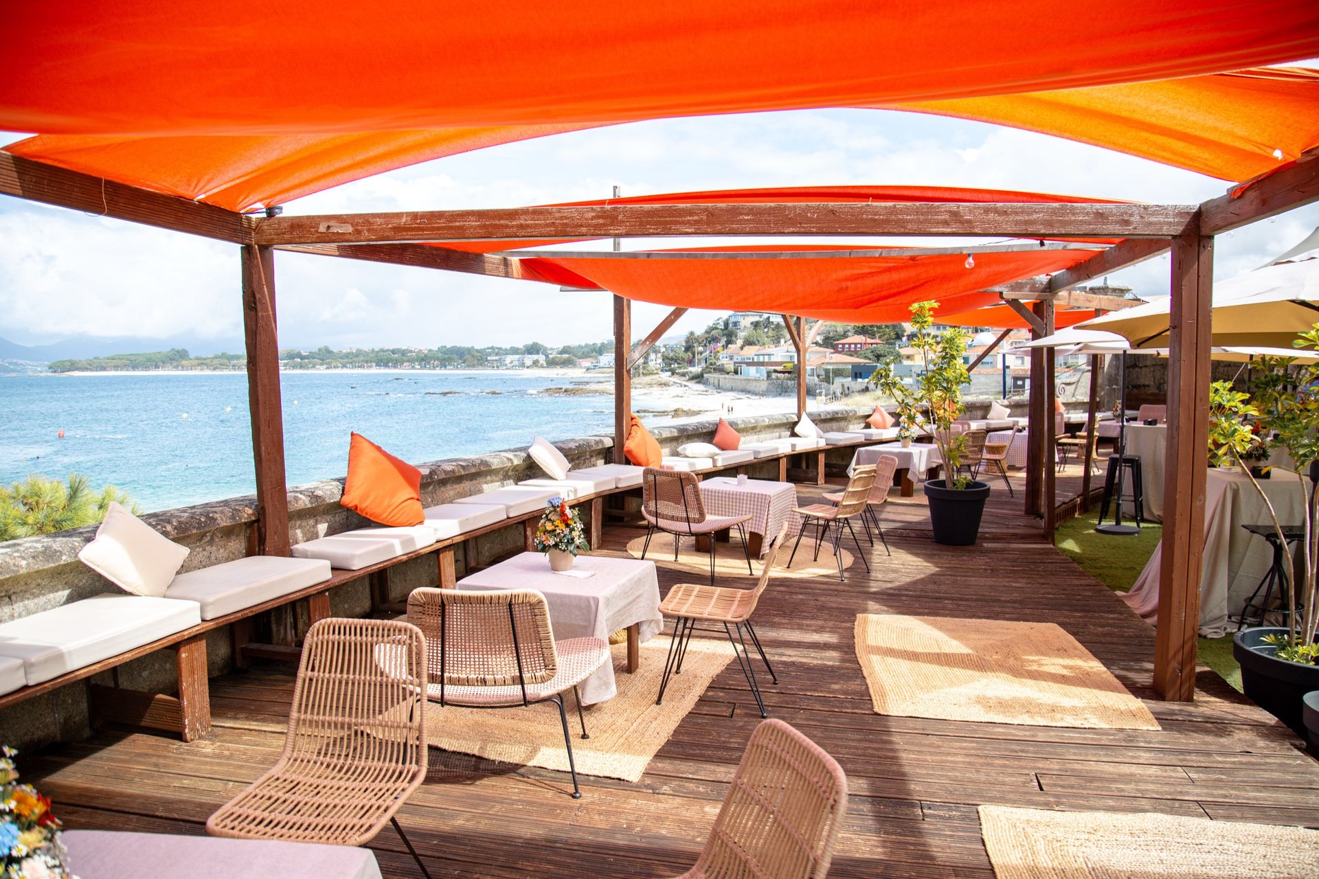Terraza de Finca Fontaíña con velas naranjas y vistas al mar de Vigo