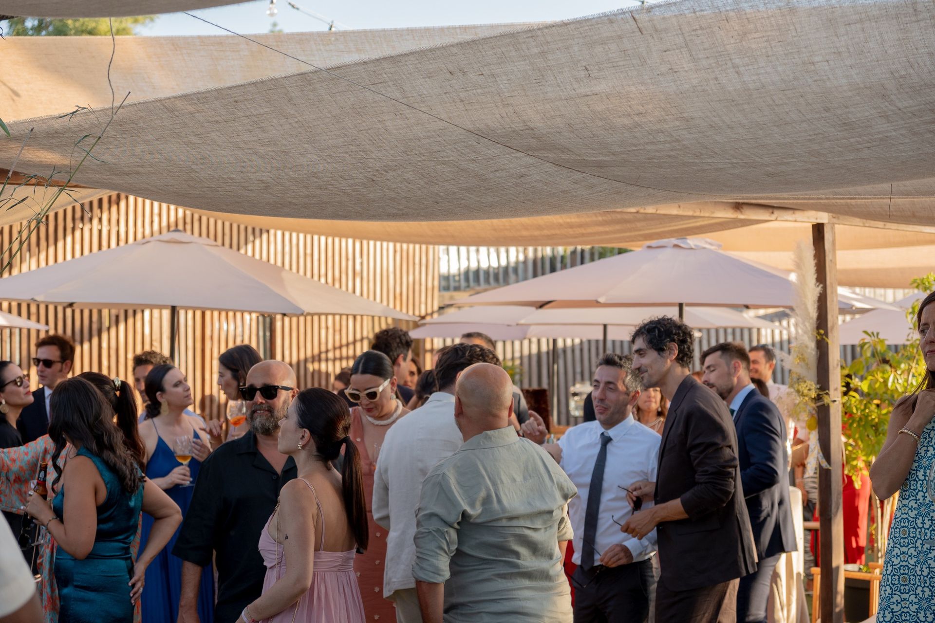 Invitados durante el cóctel bajo los toldos de la terraza de Finca Fontaíña