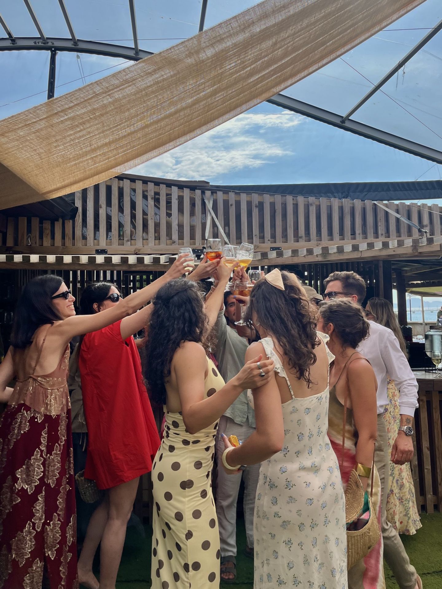 Invitados brindando durante el cóctel en la terraza de Finca Fontaíña