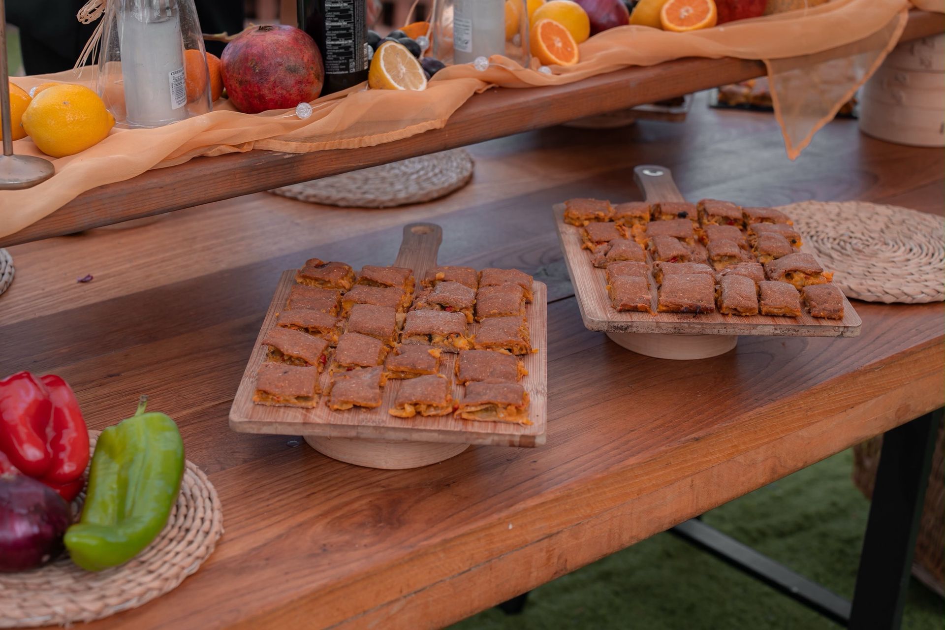 Mesa de dulces y bocados del cóctel sobre madera en la terraza de Finca Fontaíña