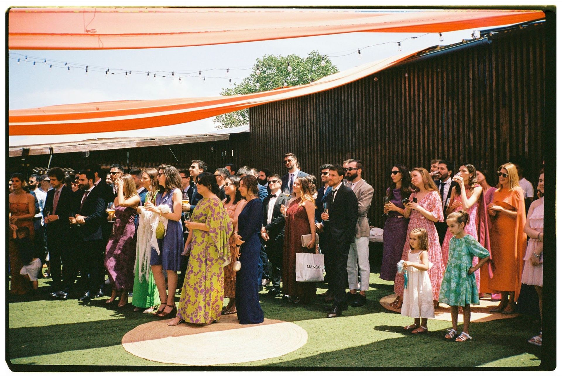 Ceremonia civil en Finca Fontaíña con los invitados alrededor de los novios, bajo velas naranjas