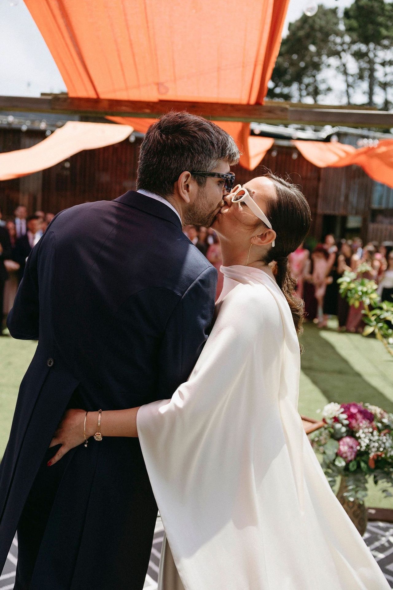 Novios besándose al terminar la ceremonia en Finca Fontaíña