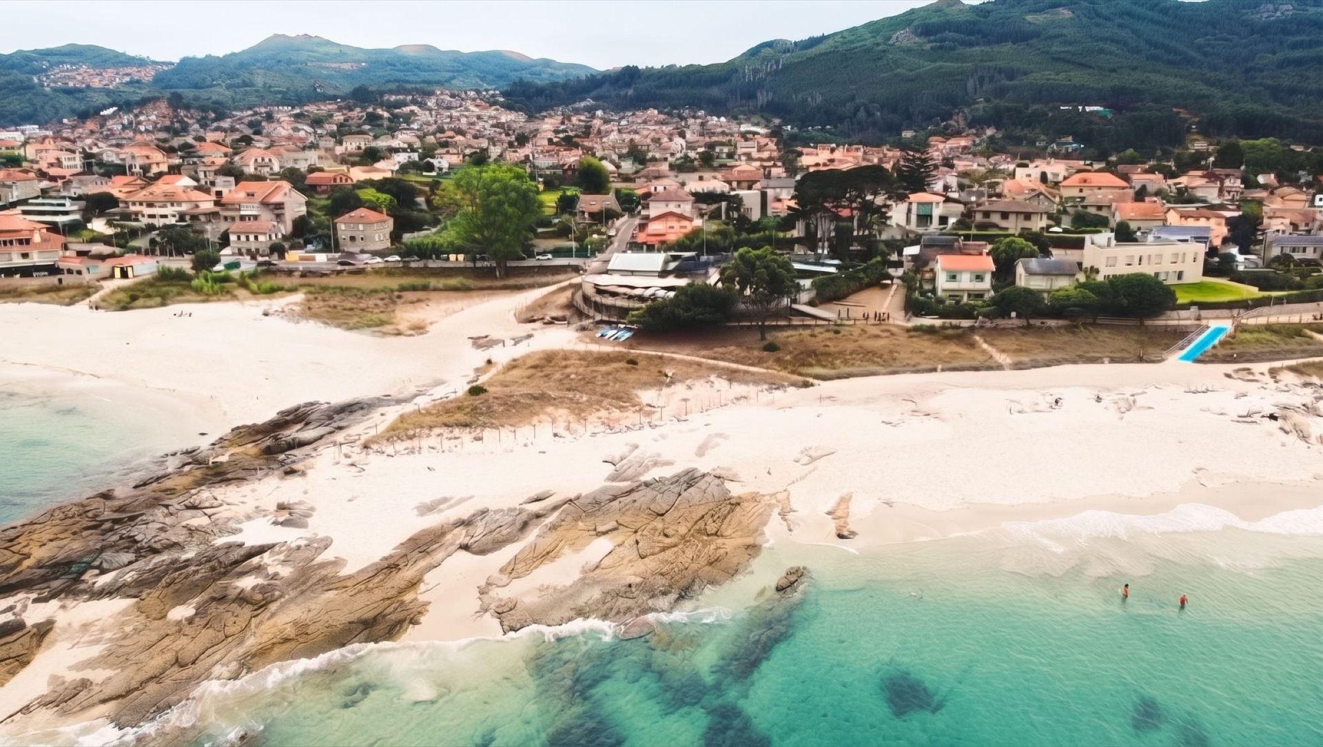 Vista aérea de la playa de Fontaíña y Finca Fontaíña junto al mar, en Vigo