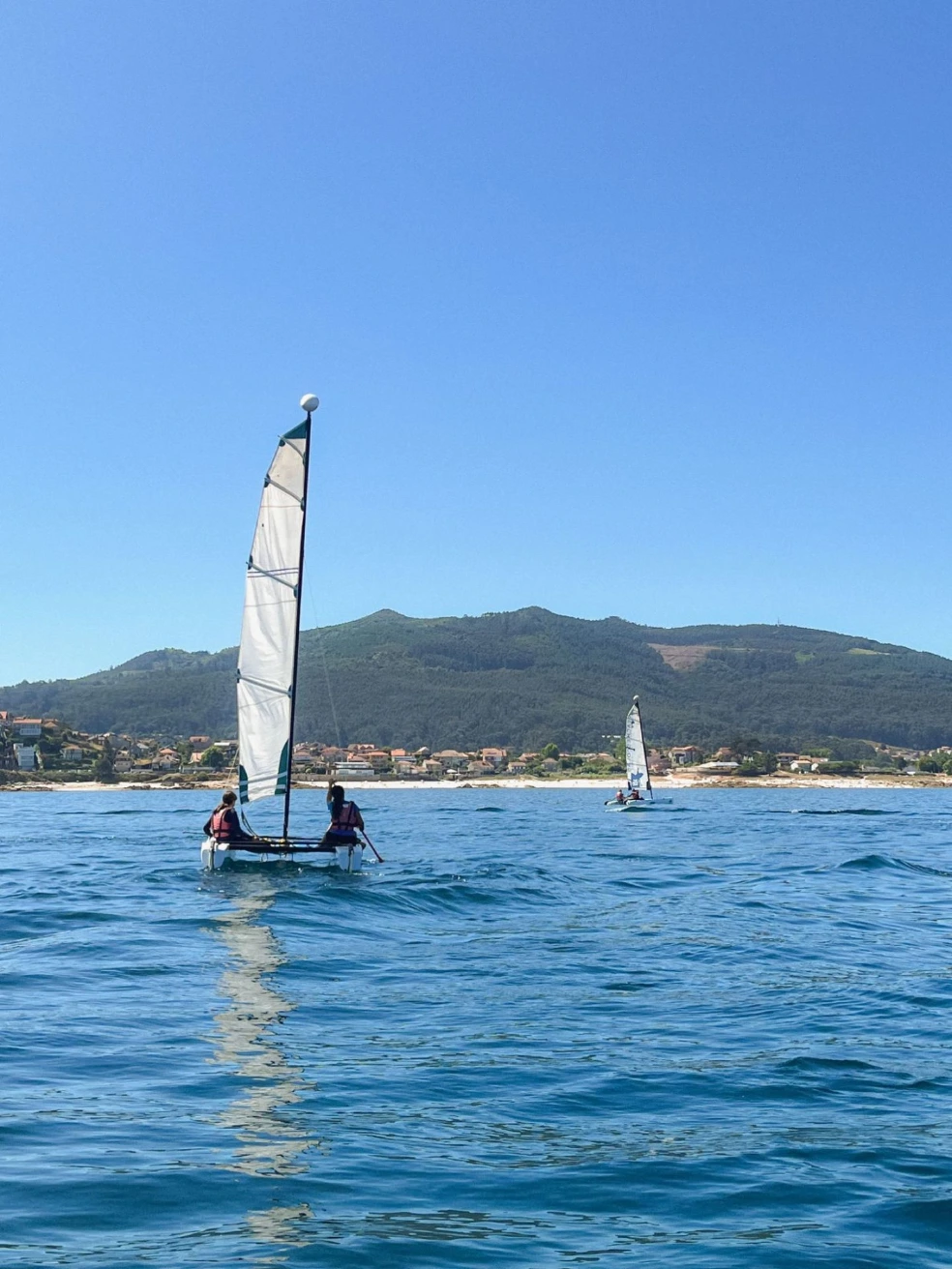Velero en la ría de Vigo durante una salida de team building