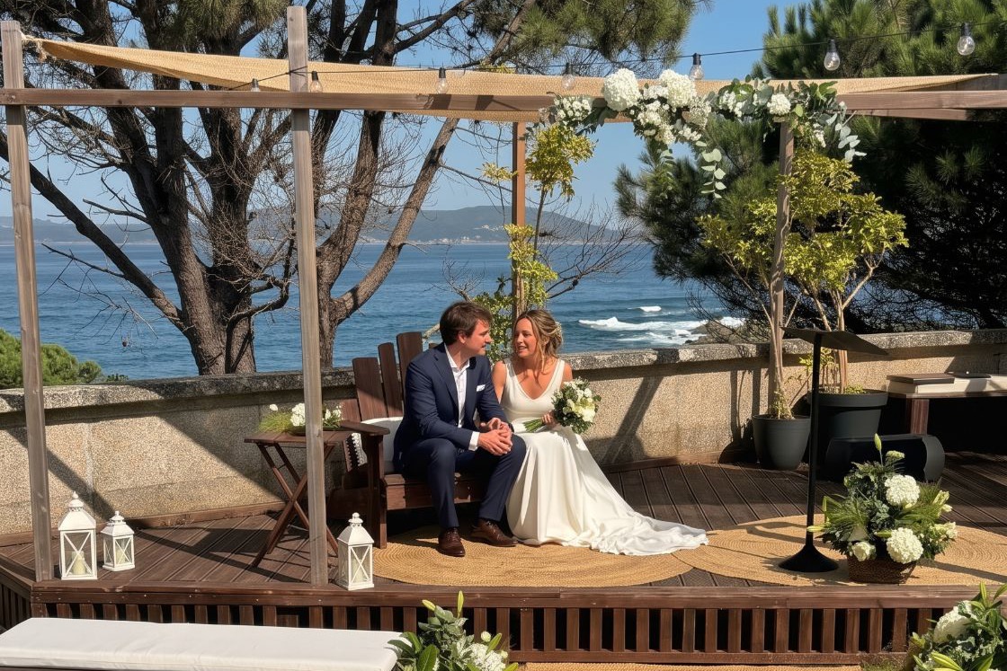 Novios bajo la pérgola de Finca Fontaíña con las Islas Cíes detrás
